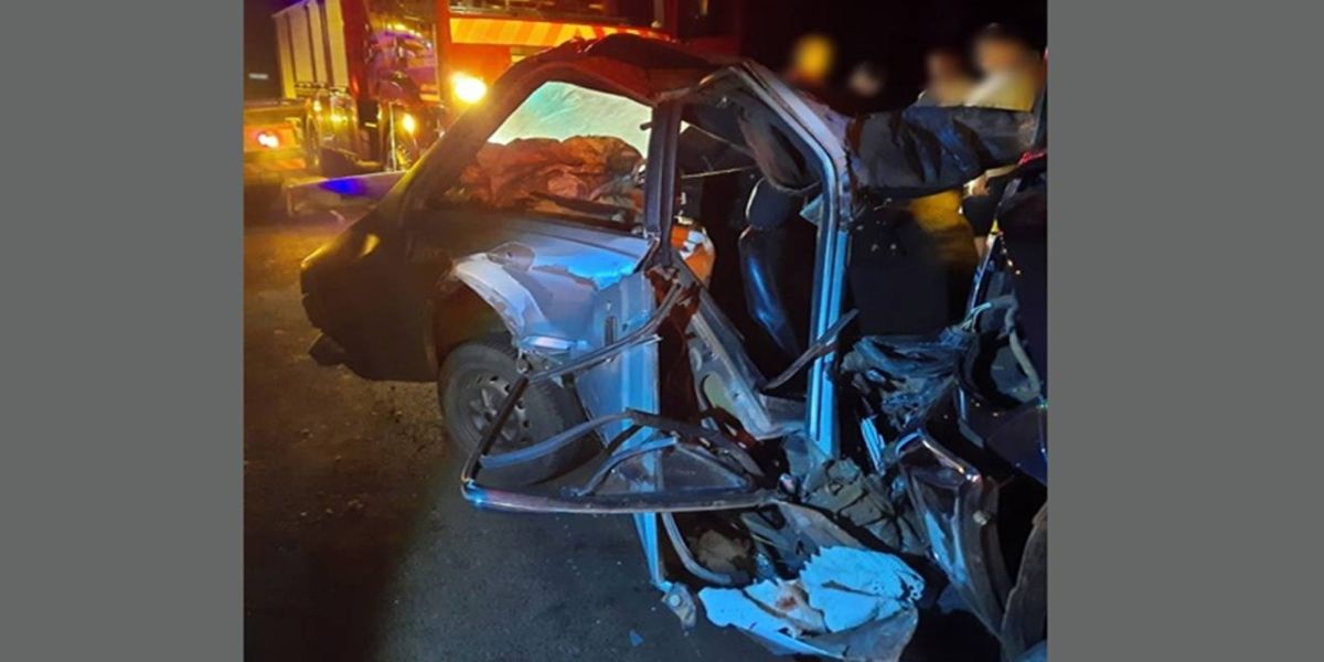 Duas pessoas morrem e criança fica gravemente ferida em colisão frontal na PR-317