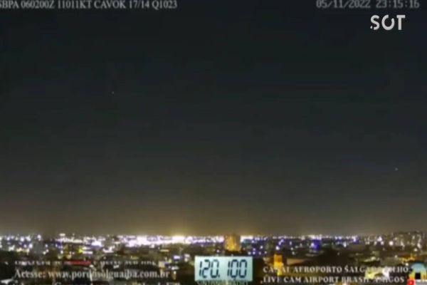 Imagem referente a notícia: Pilotos da Azul e TAM relatam a controladores aparição de OVNI’s em voo entre SP e RS; Ouça