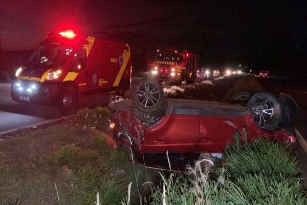 Imagem referente a notícia: Colisão seguida de capotamento deixa duas pessoas feridas na BR-467, em Cascavel