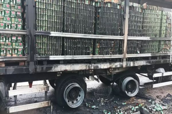 Caminhão carregado de cerveja pega fogo em rodovia do Paraná