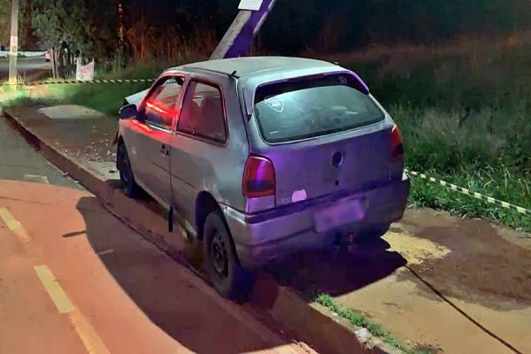 Condutora perde o controle da direção e atinge poste de iluminação pública no Bairro Brasmadeira