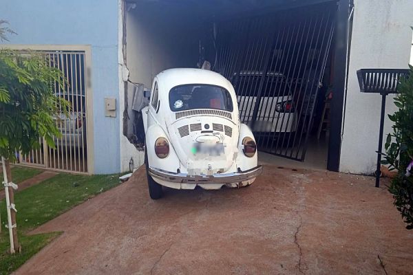 Condutora embriagada colide contra portão de residência no Jardim Riviera e acaba detida pela GM