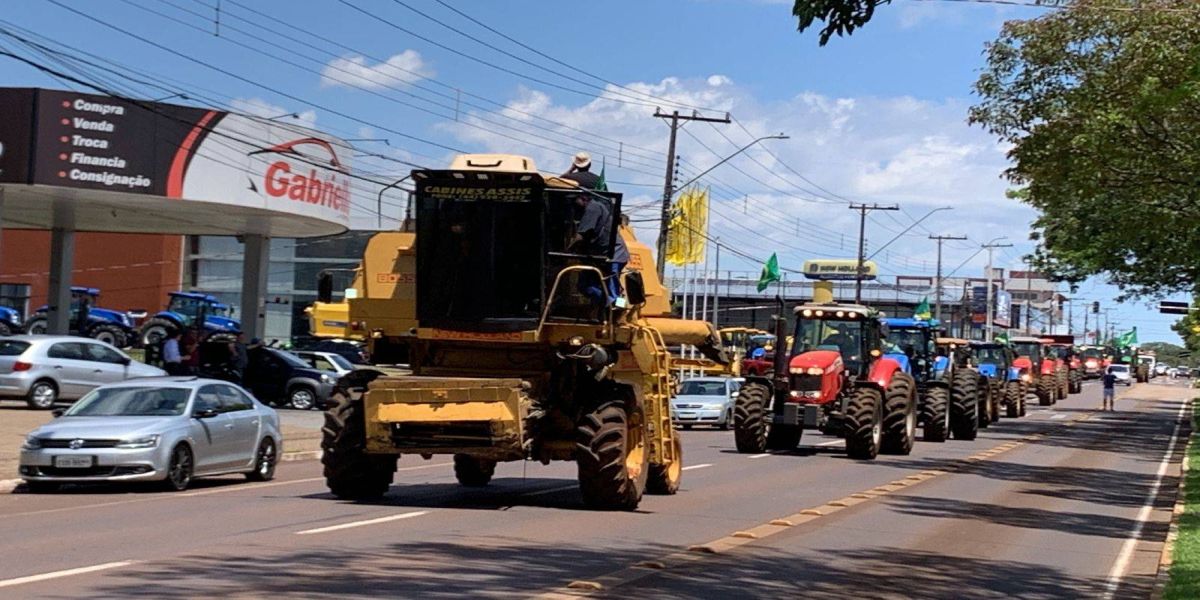 Agricultores e manifestantes fazem carreata com tratores em Cascavel