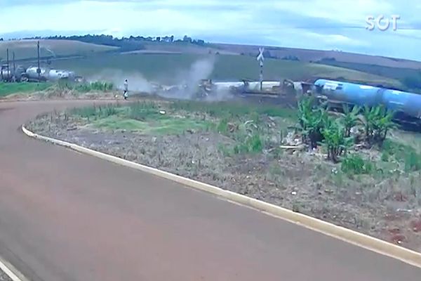 Imagem referente a notícia: Câmera flagra descarrilhamento de trem no norte do Paraná