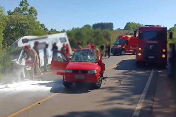 Mulher morre em grave acidente entre carro e trailer em Marmeleiro