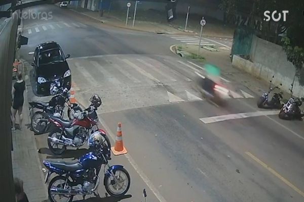 Imagem referente a notícia: Motociclista rampa "quebra mola" e colide violentamente contra carro na Rua Xavantes