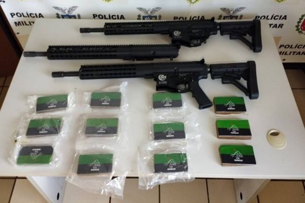 PM prende suspeito com fuzis escondidos em painel de carro, em Realeza