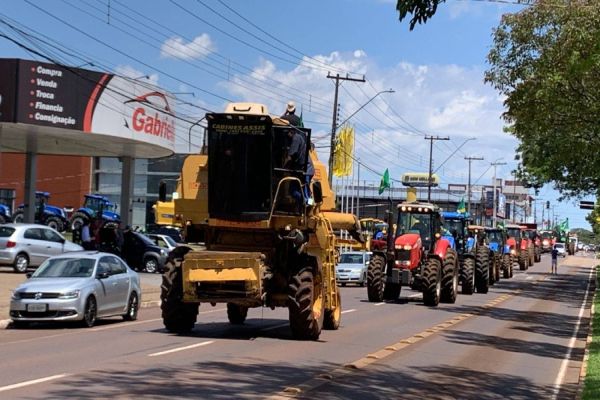 Imagem referente a notícia: Agricultores e manifestantes fazem carreata com tratores em Cascavel