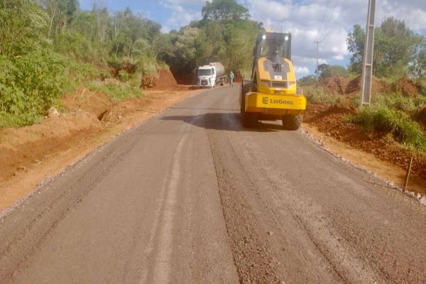 Agricultura melhora estrada rural na comunidade de São Francisco com aplicação de TST