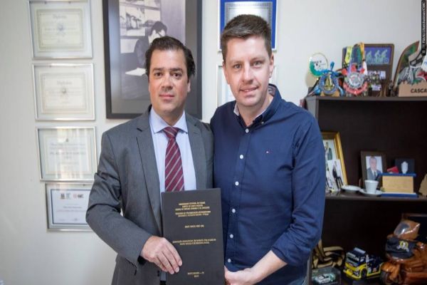 Pedro Sampaio recebe resultados de pesquisa realizada por André Beck Lima