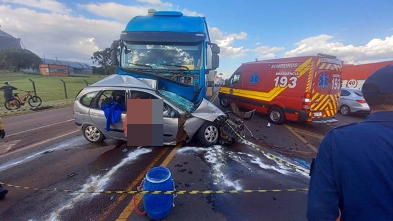 Foto relacionada a notícia: Tragédia: Casal e filha morrem em acidente entre carro e caminhão