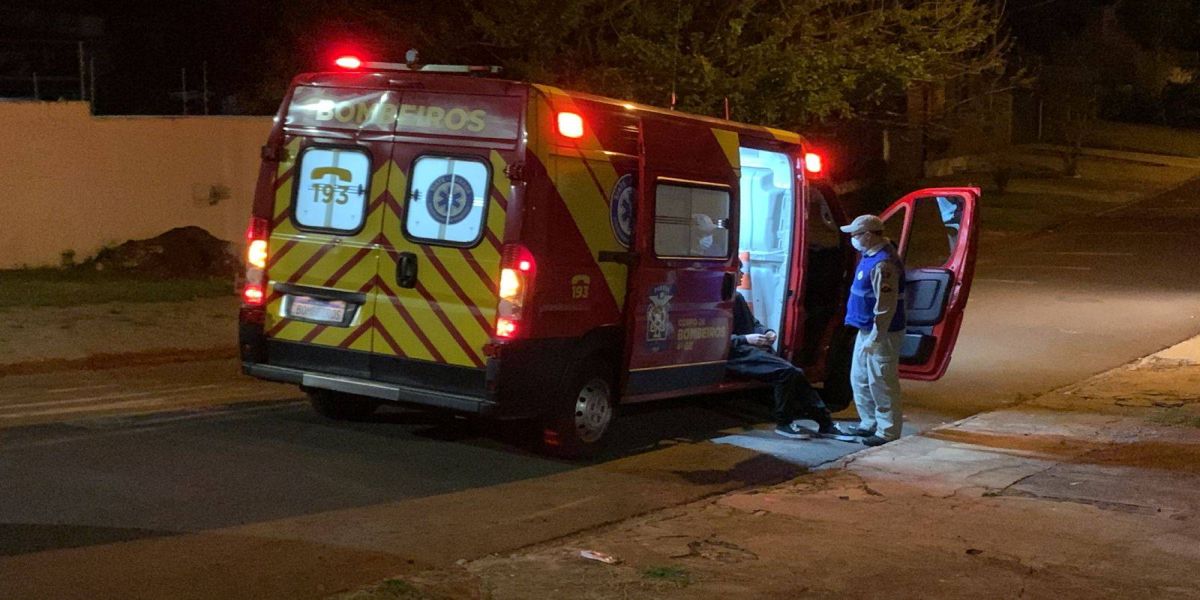 Jovens ficam feridos após colisão entre bicicleta e carro na Rua Matelândia