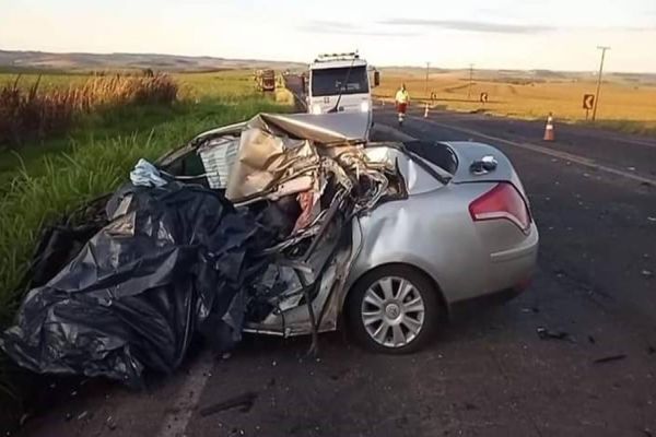 Duas pessoas morrem após colisão entre carro e ônibus na BR-369 no Paraná