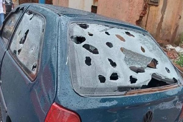 Chuva de granizo causa estragos e deixa cidades ‘cobertas de gelo’ no Sul de Minas