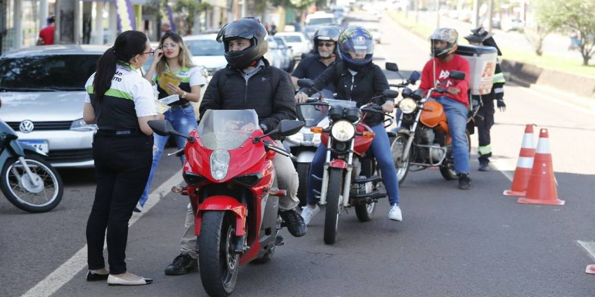 Abordagem da Transitar orienta sobre uso do capacete