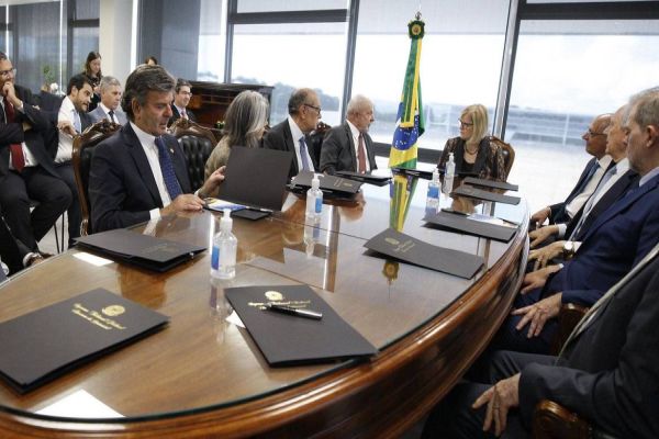 Lula se reúne pela primeira vez com ministros do STF após eleição