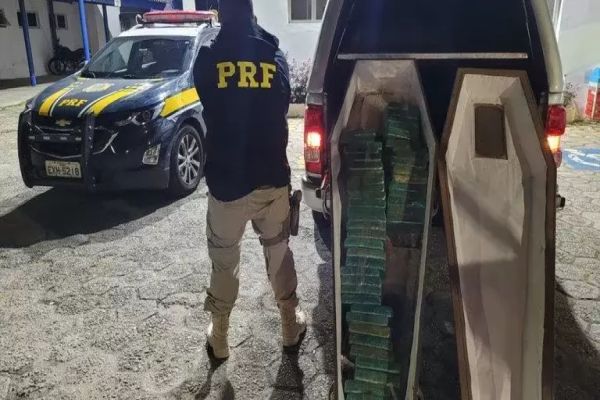 PRF apreende 50kg de crack encontrados dentro de caixão funerário em rodovia