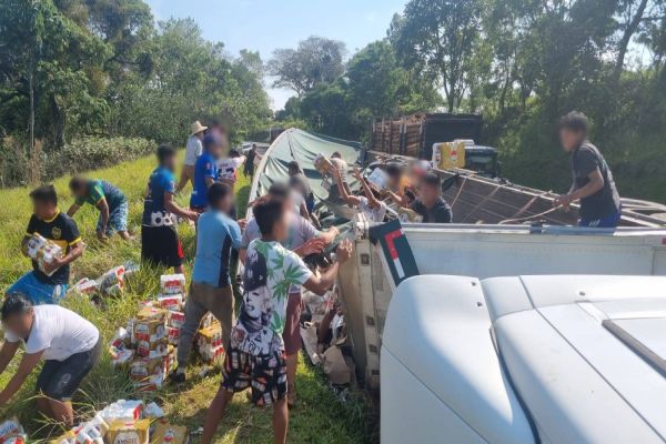 Caminhão carregado com cerveja tomba na BR-277 em Nova Laranjeiras; Carga foi saqueada por indígenas