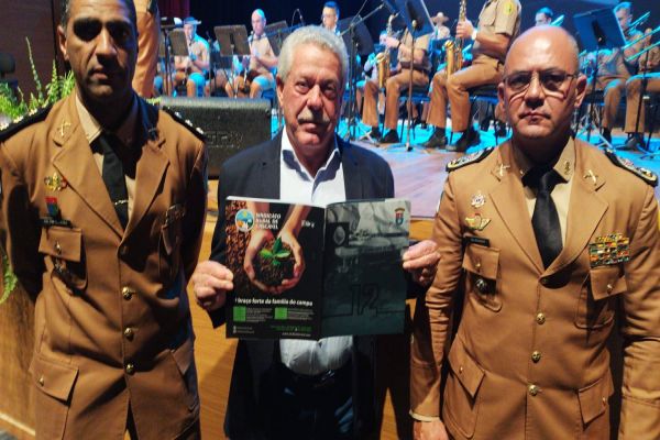 Orso recebe exemplar número 1 da Revista da Polícia Militar