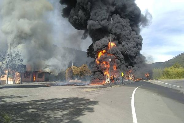Restaurante pega fogo após caminhão de combustíveis tombar na BR-116