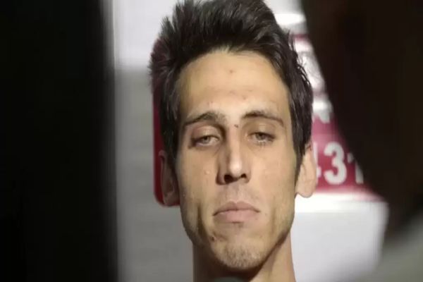 Filho que matou mãe para "calar vozes na cabeça" sai da cadeia e executa pai; Video