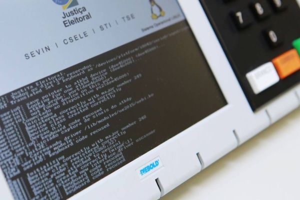 Urna não está isenta de eventual "código malicioso", diz Ministério da Defesa