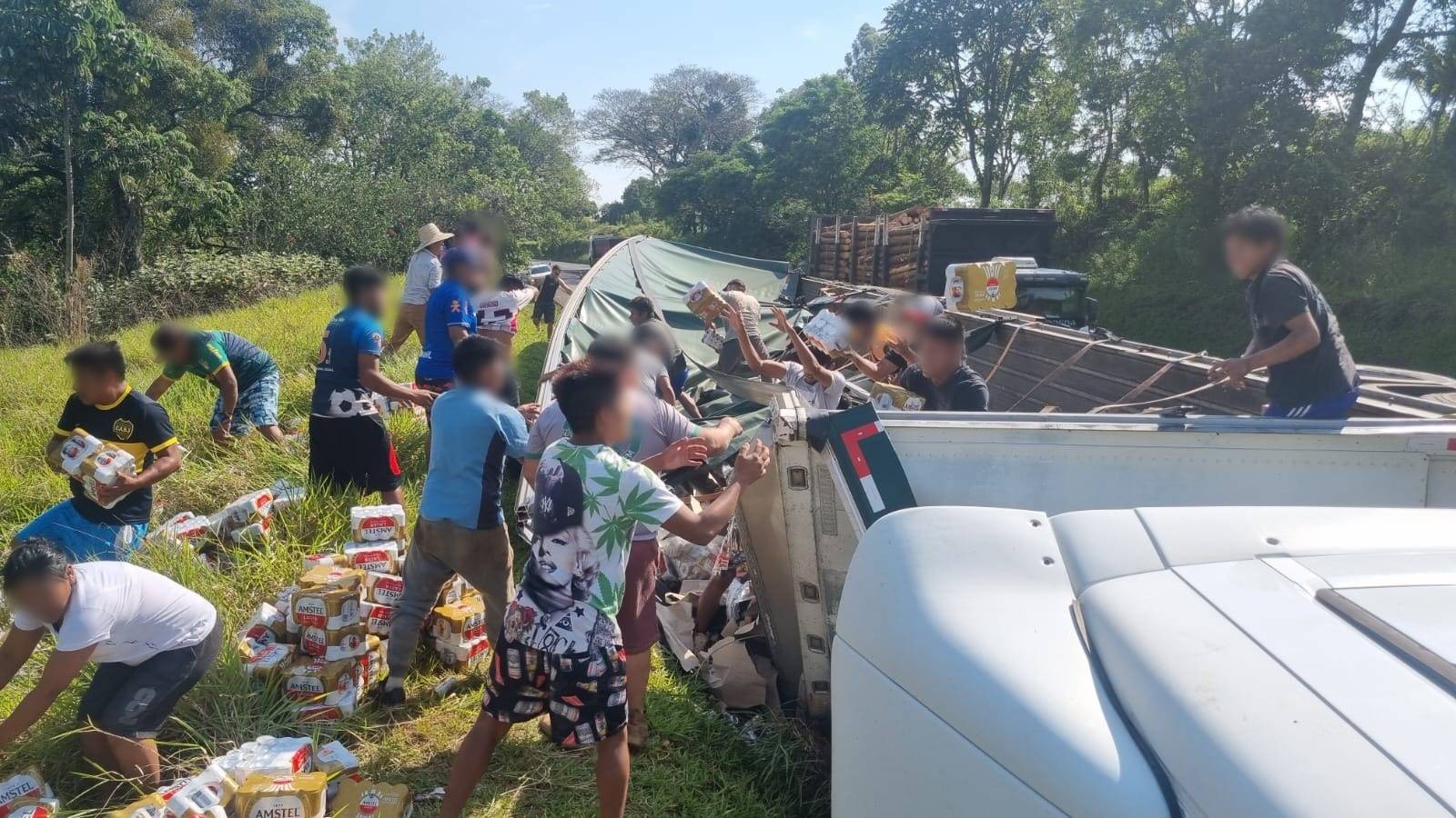 Caminhão carregado com cerveja tomba na BR-277 em Nova Laranjeiras; Carga foi saqueada por indígenas