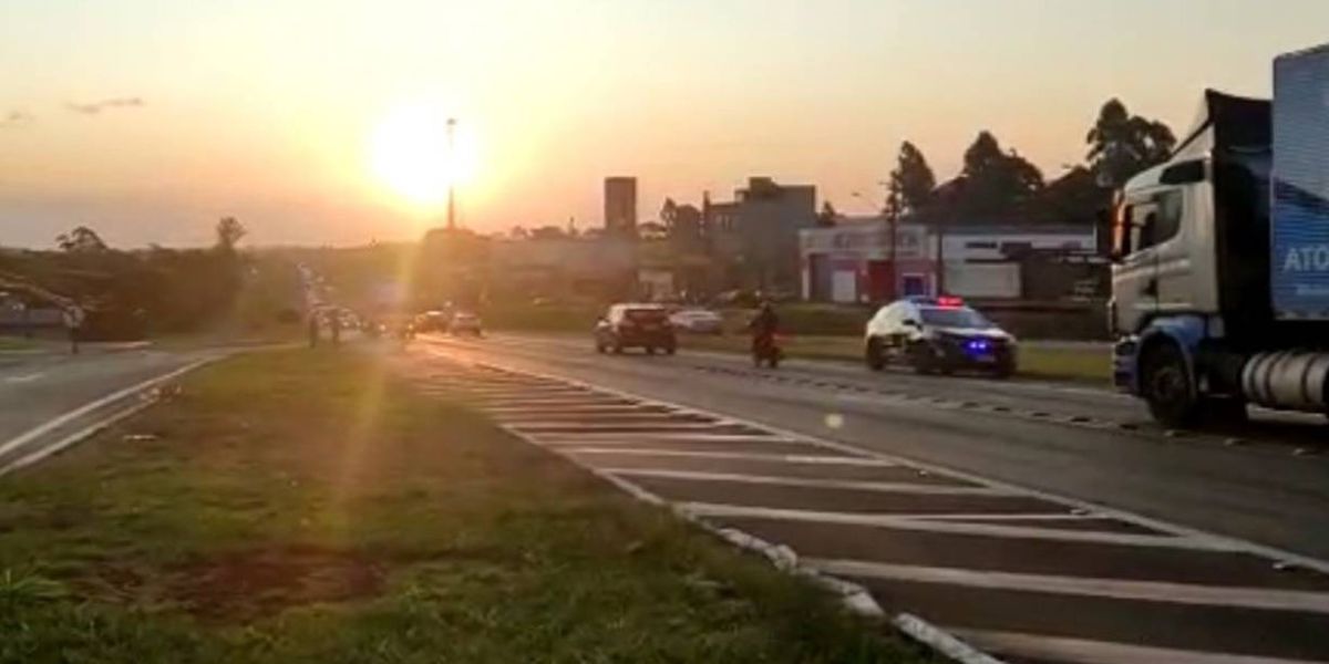 Motociclista de 26 anos sofre fratura exposta após colidir em rodado de caminhão na BR-277