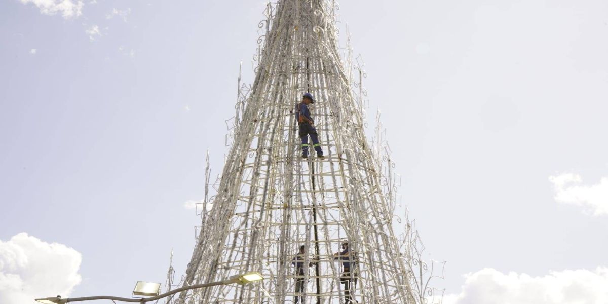 Abertura do Natal do Oeste 2022 com a chegada do Papai Noel será em frente à Prefeitura