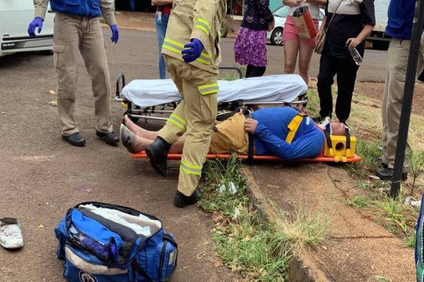Imagem referente a notícia: Motociclista de 41 anos sofre laceração na perna após colisão na Rua Europa