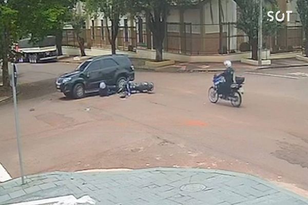 Imagem referente a notícia: Agente da Guarda Municipal fica ferido após ser fechado por caminhonete na Rua Machado de Assis