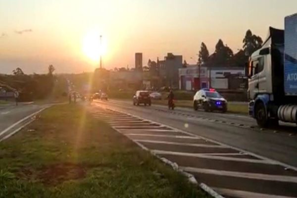 Imagem referente a notícia: Motociclista de 26 anos sofre fratura exposta após colidir em rodado de caminhão na BR-277