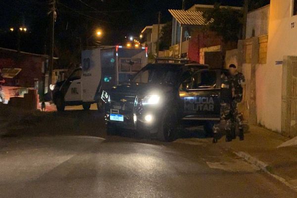 Imagem referente a notícia: Dois homens morrem e um policial fica ferido durante confronto no Bairro Santa Cruz