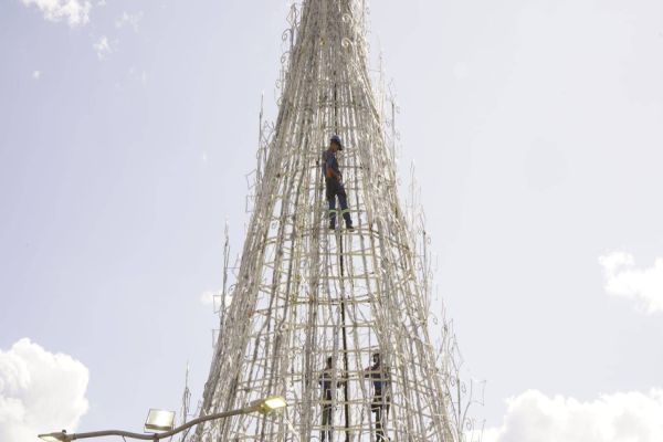 Abertura do Natal do Oeste 2022 com a chegada do Papai Noel será em frente à Prefeitura