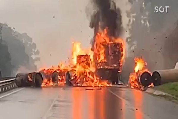 Imagem referente a notícia: Carreta carregada com bobinas de papel pega fogo e interdita BR-376 nos Campos Gerais do Paraná