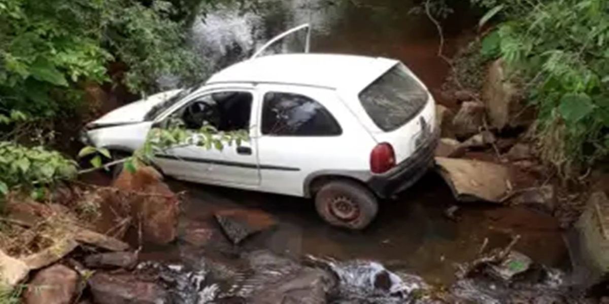 Após problemas mecânicos, condutor perde o controle do veículo e vai parar dentro de rio