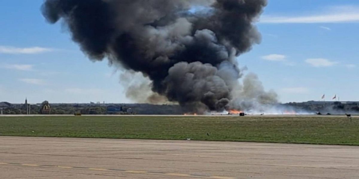 Aviões colidem durante voo em evento nos Estados Unidos; assista ao vídeo
