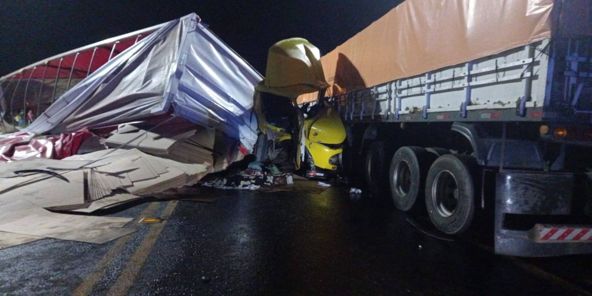 Três caminhões se envolvem em acidente com tombamento na BR 373 em Imbituva