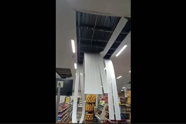 Forte chuva acompanhada de granizo causa estragos na região Oeste, veja o vídeo