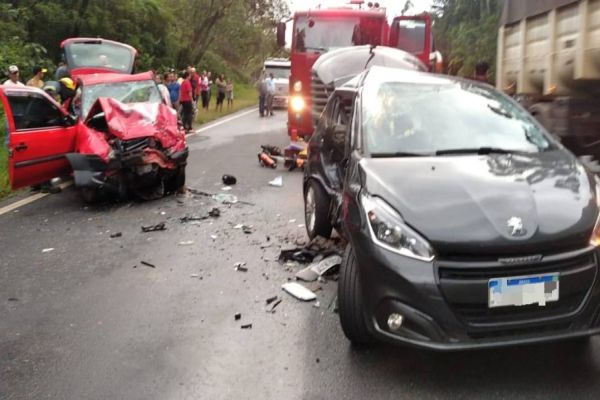 Idosa de 75 anos morre e seis pessoas ficam em estado grave após violenta colisão na BR-376