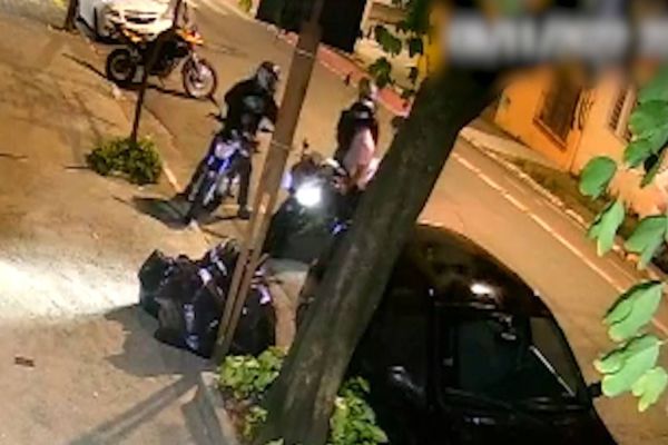 Ladrões de moto com arma falsa apanham após reação de vítima e outras pessoas em bairro nobre de SP