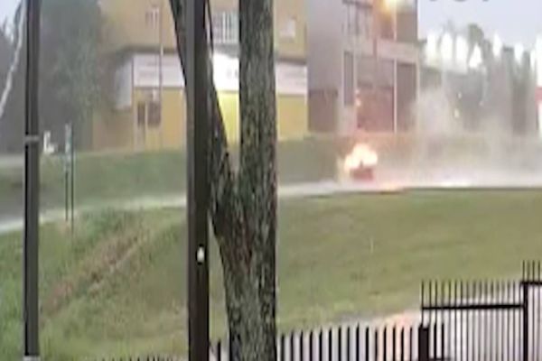 Imagem referente a notícia: Carro capota após aquaplanar na BR-277, próximo ao Viaduto da Carelli em Cascavel