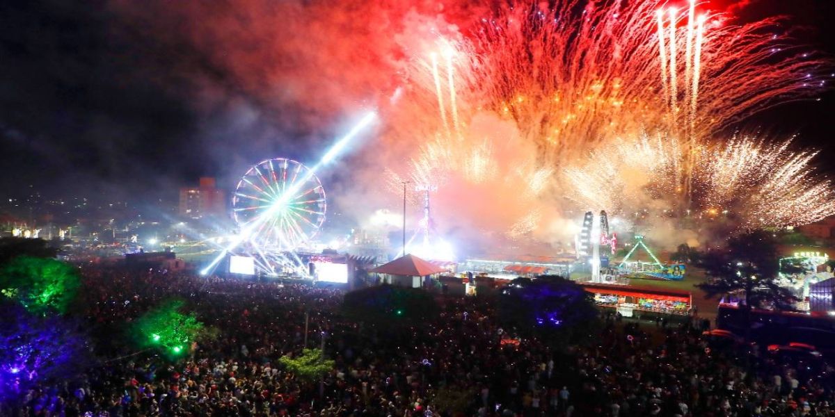 Abertura do maior "Natal do Oeste" emociona multidão em Cascavel