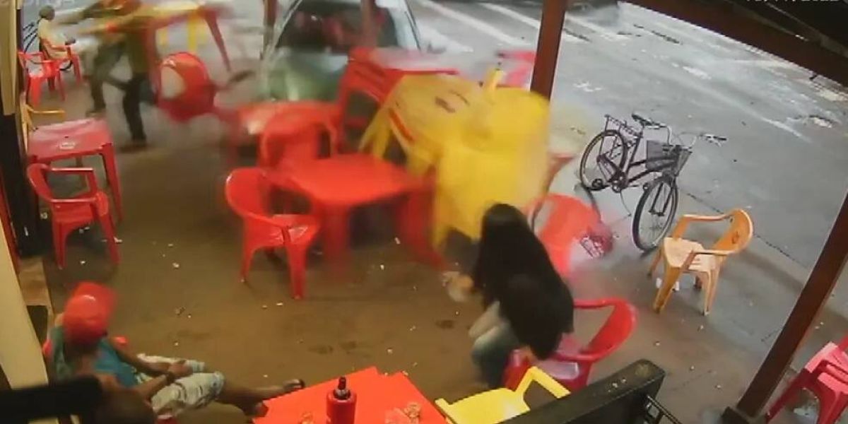 Após colisão, carro invade bar e atropela três pessoas no norte do Paraná