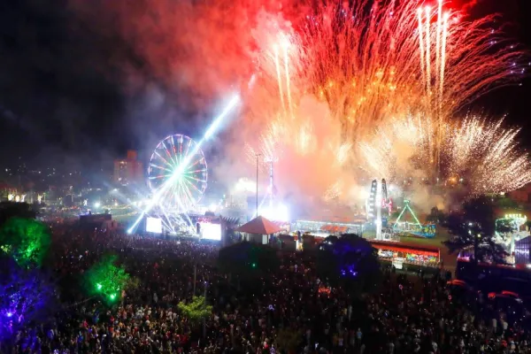 Foto relacionada a notícia: Abertura do maior "Natal do Oeste" emociona multidão em Cascavel