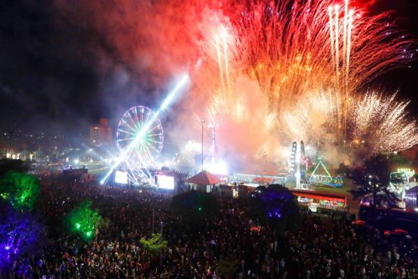 Abertura do maior "Natal do Oeste" emociona multidão em Cascavel