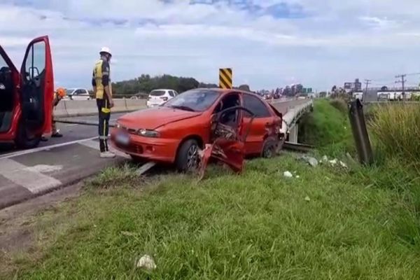 Imagem referente a notícia: Motorista tem parte da perna arrancada após pneu furar e bater em guarda-corpo da BR-277