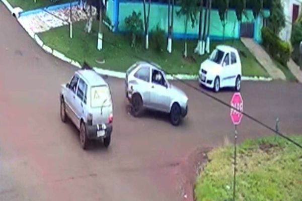 Imagem referente a notícia: Criança fica ferida após colisão no Bairro Esmeralda; Carro envolvido na batida fugiu