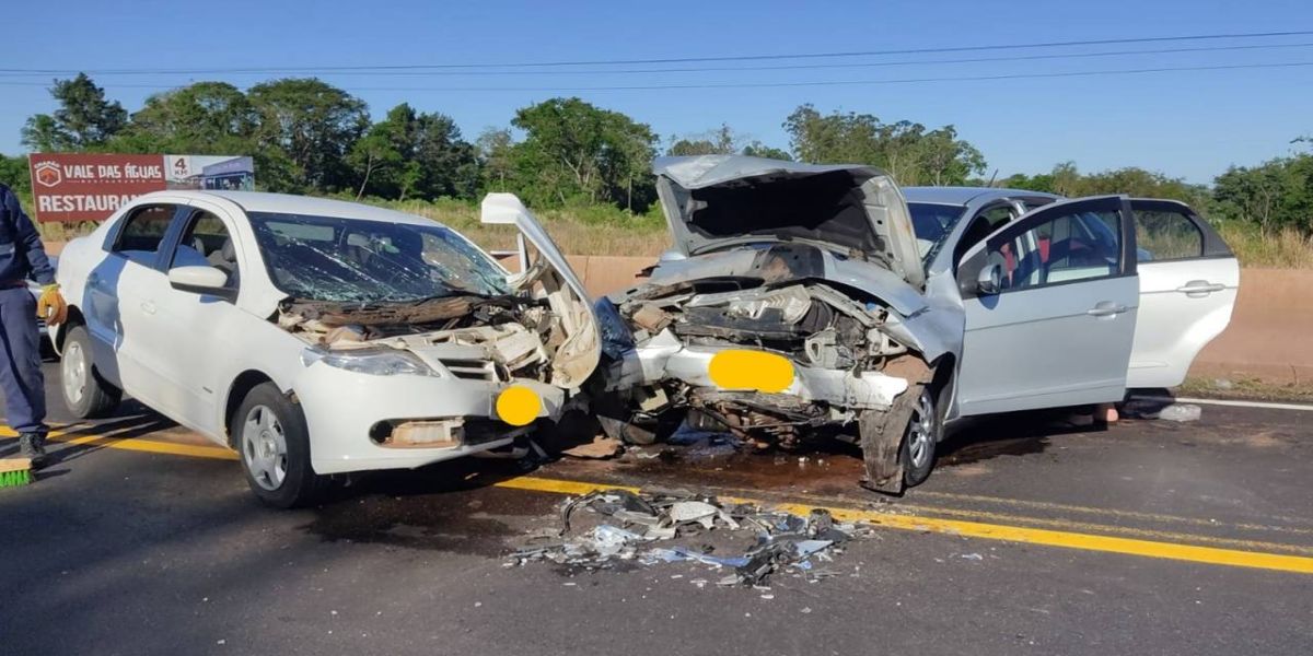 Homem fica em estado grave e outras duas ficam feridas após colisão frontal na BR-163