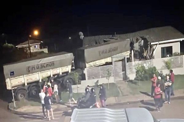 Carreta invade residência em Boa Ventura de São Roque